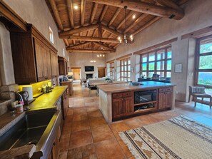 Fridge, microwave, oven, stovetop - Upscale Beautiful on 8 Acres with Amazing Views (Arroyo Seco)