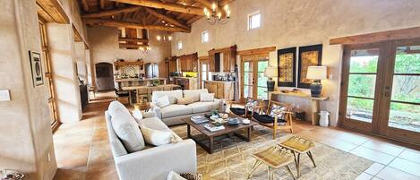 Een televisie, een open haard, een dvd-speler en een stereo