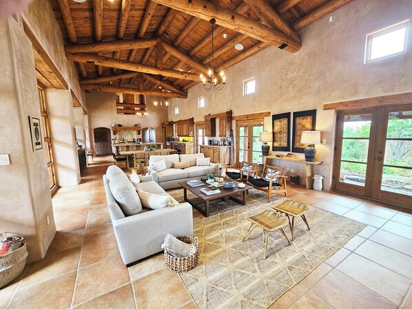 TV, fireplace, DVD player, stereo - Upscale Beautiful on 8 Acres with Amazing Views (Arroyo Seco)