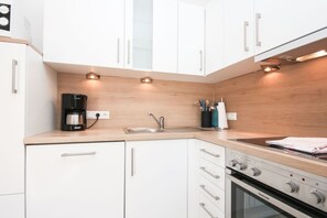 Kühlschrank, Mikrowelle, Ofen, Herdplatte