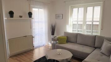 32-Zoll-Flachbildfernseher mit Satellitenempfang, Fernseher