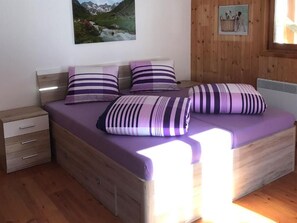 Edredón, muebles diferentes y espacio para trabajar con laptop