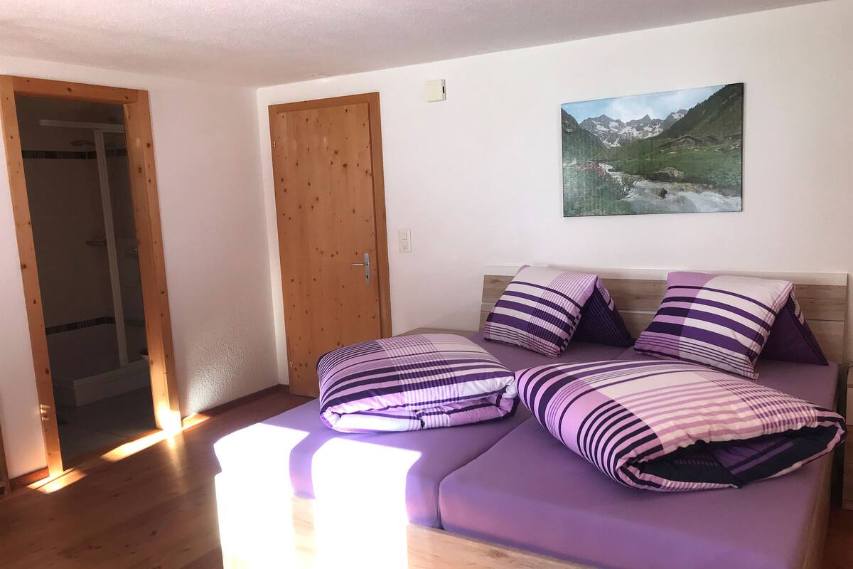 Habitación triple clásica | Edredón, muebles diferentes y espacio para trabajar con laptop