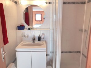 Habitación triple clásica | Baño | Regadera, secadora de cabello, toallas, papel de baño