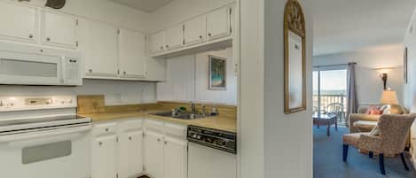 Frigorífico, microondas, horno y placa de cocina