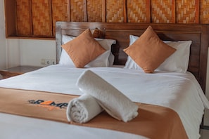 Escritorio, wifi gratis y ropa de cama