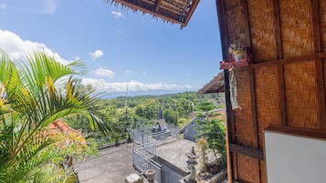 Vista frontal de la propiedad