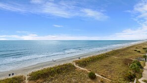 On the beach - Spacious Oceanfront corner unit + Free Attraction Tickets! (North Myrtle Beach)