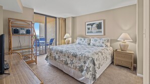 Ein Schlafzimmer mit Bett, Nachttischlampen, Schreibtisch und Stuhl.