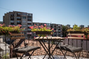 Comfort Double Room, Balcony, Courtyard View | Balcony - Pensiunea David (Targu Mures)