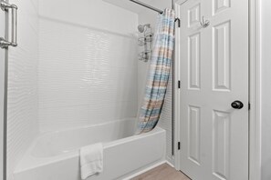 Ensemble douche/baignoire, serviettes fournies, papier toilette