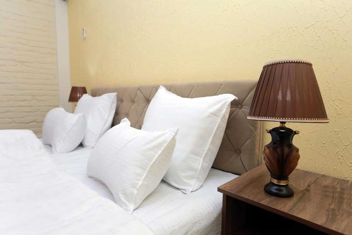 Habitación doble Deluxe | Escritorio, cortinas blackout, insonorización y camas extra