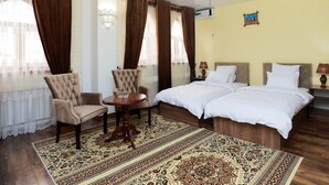 Deluxe-Zweibettzimmer | Schreibtisch, Verdunkelungsvorhänge, schallisolierte Zimmer