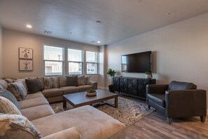 TV, offices - New Home | Private Hot Tub | Poolside (Washington)