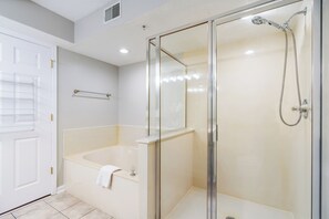 Ensemble douche/baignoire, serviettes fournies, papier toilette