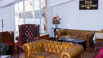 2 bars/lounges
