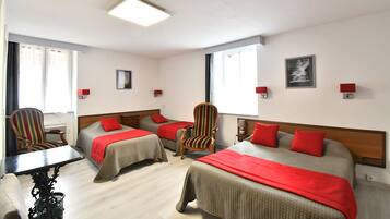 Basic Quadruple Room | Desk, bed sheets