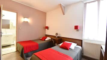 Basic Twin Room, 2 Twin Beds | Desk, bed sheets