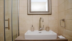 Shower, hair dryer, towels, toilet paper - Flowers Zagreb Downtown (Zagreb)