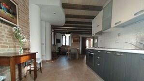 Apartemen, 2 kamar tidur, patio, di pinggir kolam renang (Inzolia) | Dapur pribadi | Mesin pembuat kopi/teh, lemari es besar, oven, dan kompor