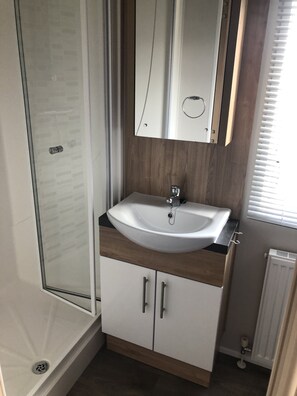 Mobile Home, 2 Bedrooms | Bathroom | Shower, towels - Burgh Gardens (Skegness)