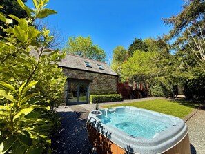 Bañera de hidromasaje al aire libre
