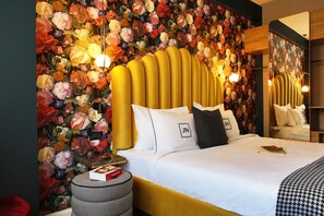 In-room safe, individually decorated, individually furnished, desk - JN Boutique Hotel (Bucharest)