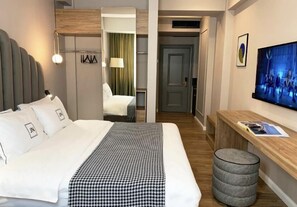 Deluxe Double Room | In-room safe, individually decorated, individually furnished, desk - JN Boutique Hotel (Bucharest)