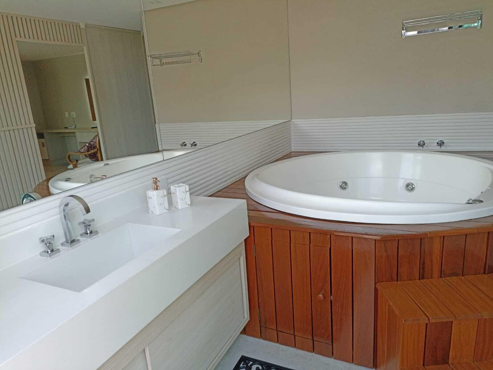 presidential room | bathroom | hair dryer, towels, soap, shampoo