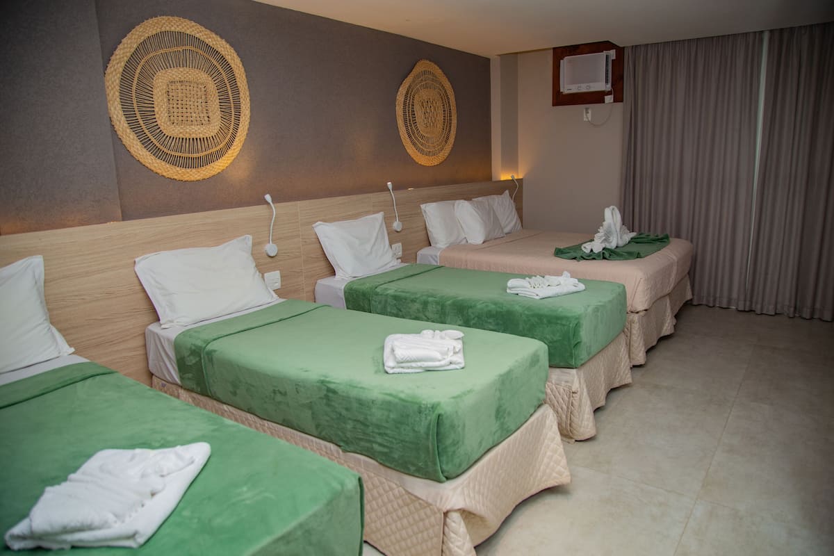 Executive suite (Quintuple) | 1 slaapkamer, een minibar, een bureau, een laptopwerkplek