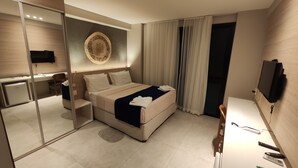 Suite – junior | Minibar, skrivebord, skrivebord for bærbar PC og blendingsgardiner