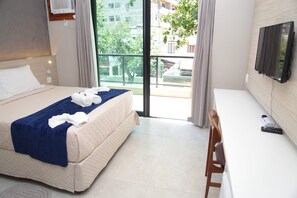 行政套房, 陽台 | 迷你吧、書桌、筆電工作空間、遮光布/窗簾