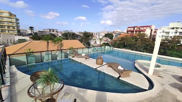 Kolam renang tertutup, kerusi lepak pantai