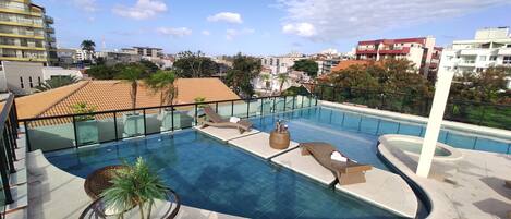 Indendørs pool, åben fra kl. 10.00 til kl. 22.00, liggestole