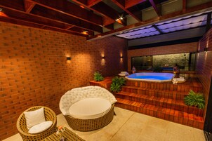 Bañera de hidromasaje al aire libre