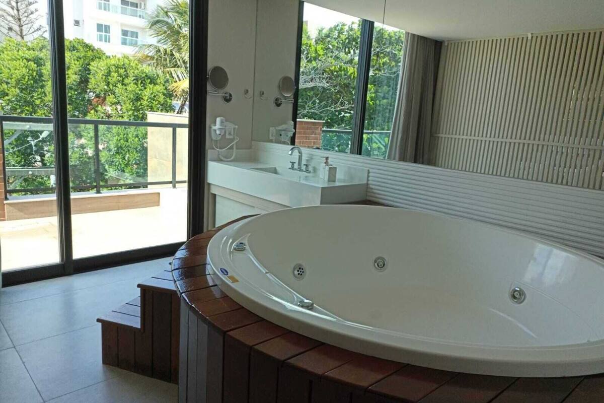 presidential room | bathroom | hair dryer, towels, soap, shampoo