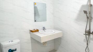Panoramic Triple Room | Bathroom | Shower, free toiletries, hair dryer, slippers