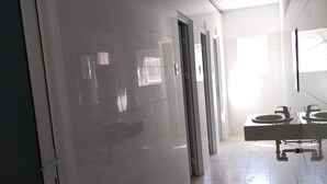 Shower, free toiletries, hair dryer, slippers - Nice Phu Quoc Hotel (Phu Quoc)