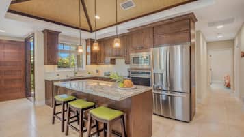 Kamilo (430) | Private kitchen | Dining tables