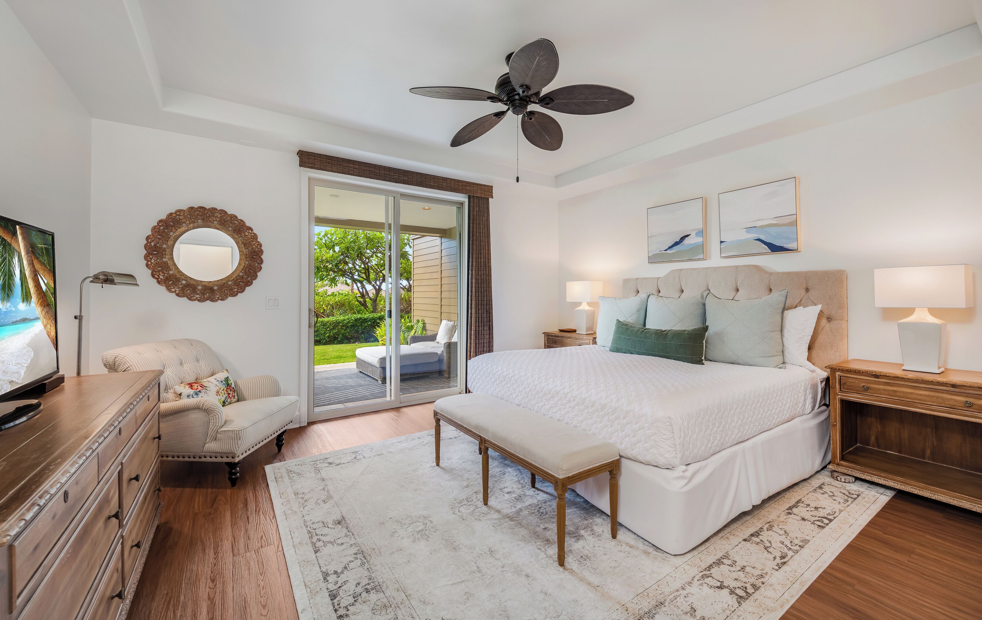 أغطية فراش متميزة وخزنة داخل الغرفة وبديكورات فريدة لكل غرفة