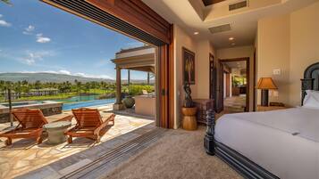 Ropa de cama de alta calidad y caja de seguridad en la habitación