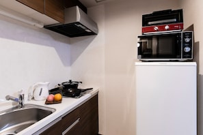 冰箱、微波炉、炉灶、厨具/餐具