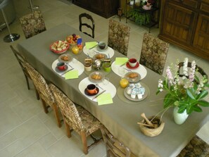 Free daily continental breakfast
