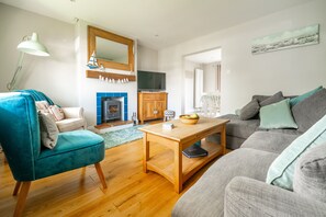 TV, fireplace - Seashells (2), Wells-next-the-Sea, Norfolk (Wells-next-the-Sea)