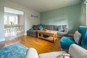 TV, fireplace - Seashells (2), Wells-next-the-Sea, Norfolk (Wells-next-the-Sea)