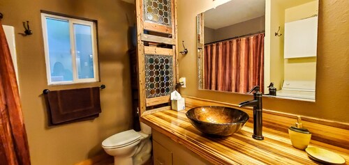 The Cottage - Newport Eclectic Charm