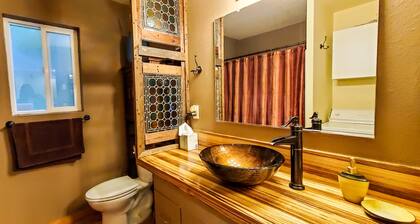 The Cottage - Newport Eclectic Charm