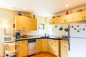 Kjøleskap, mikrobølgeovn, oppvaskmaskin og kaffetrakter/tekoker