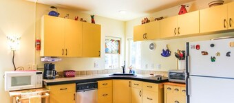 The Cottage - Newport Eclectic Charm