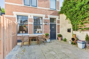 Outdoor dining - Cute Beach House in the center (Zandvoort)